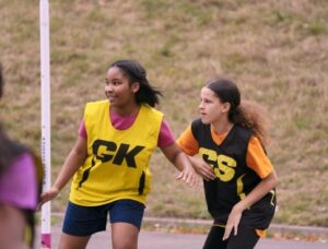 young people play netball